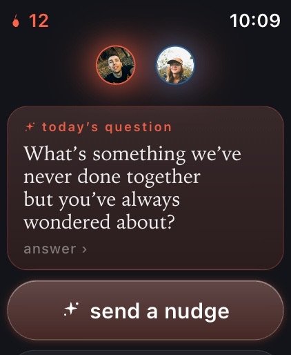 Mendly on Apple Watch: today's question and a button to send a nudge.